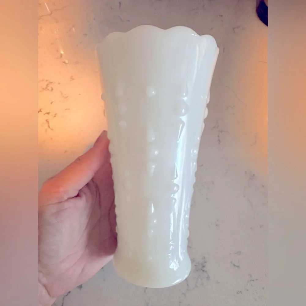 Vintage Anchor Hocking teardrop milk glass vase - Picture 2 of 7